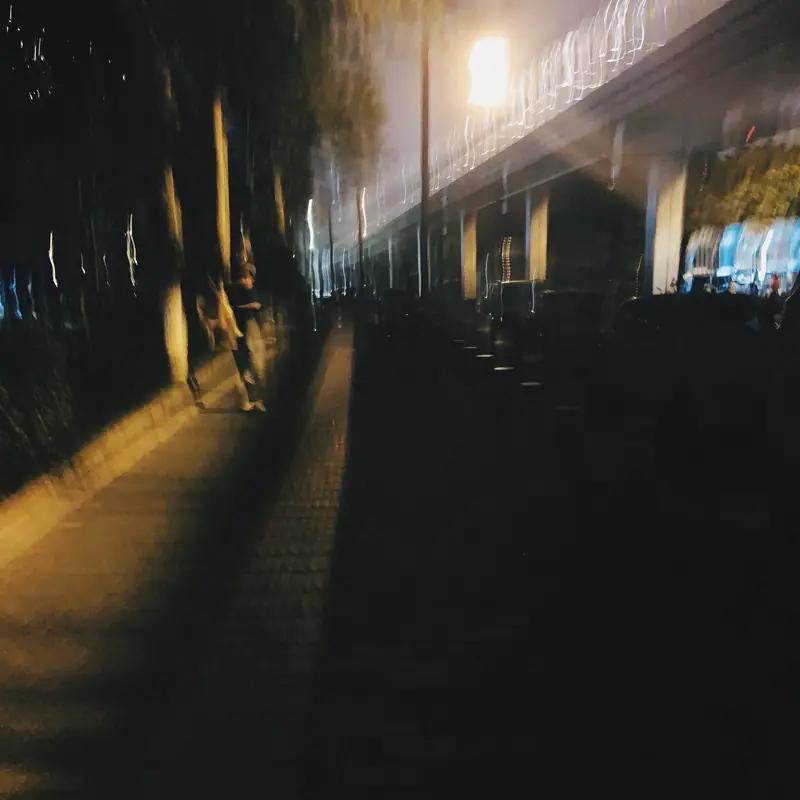 人到中年，想活得通透，不妨关注这几点。
首先是圈子的选择。别再沉迷于无效社交，像