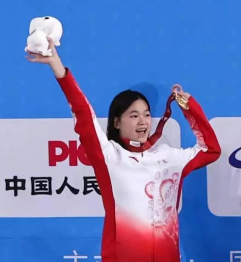 终于明白全红婵为什么不参加单人赛了，不是她不想参加，而是她不能再参加了。何威仪教