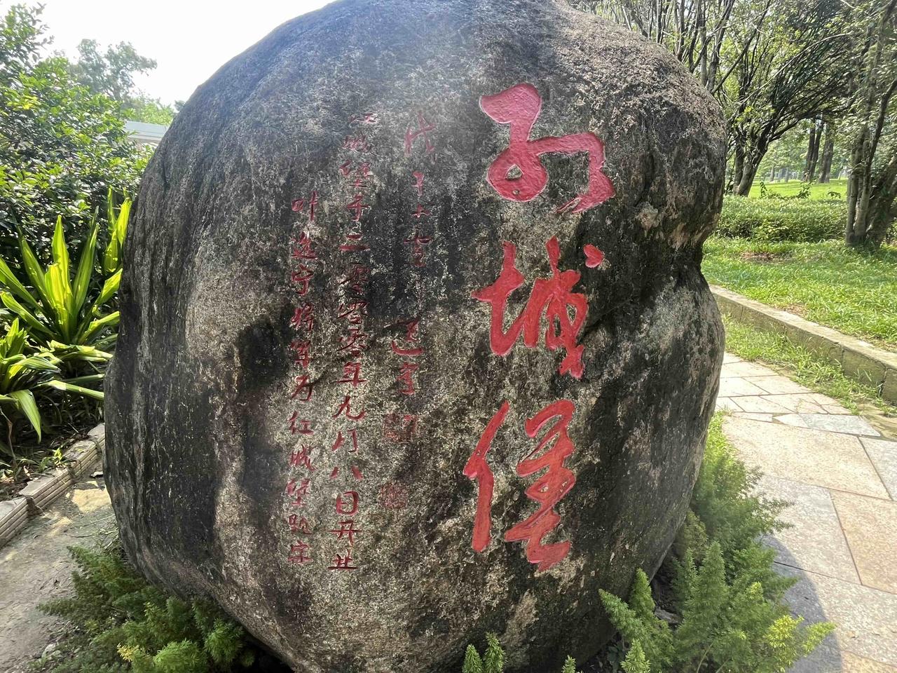 广州市二沙岛上有间红城堡，有价格相宜的中餐和西餐，食品多样、出品不错，环境优雅，