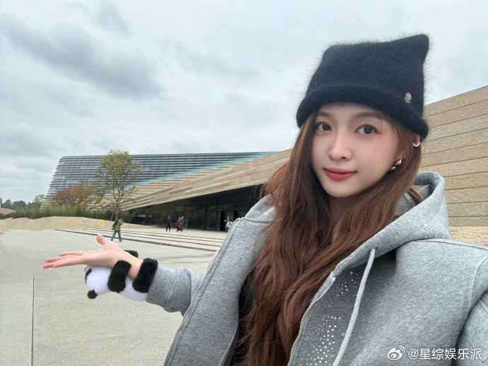 吴宣仪终于打卡成功三星堆博物馆  吴宣仪三星堆博物馆游客照  吴宣仪终于达成打卡