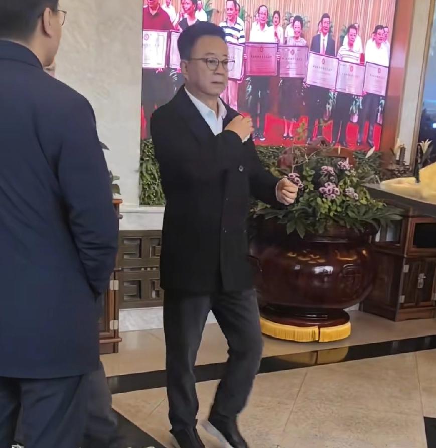 陈丽华告别会，白岩松、朱军、六小龄童、猪八戒马德华，冒着雨到现场送别哀悼，陈丽华