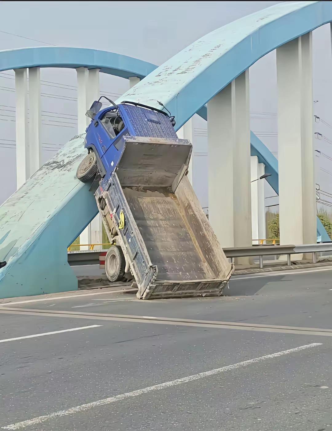 现在货车司机的车技都炫酷了吗，这都能开上去，真的是艺高人胆大，就是有点废车。