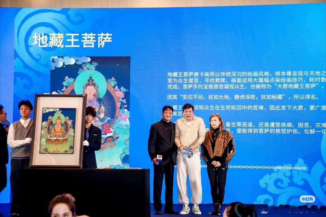 已经不止一次看到嘉尔爸爸妈妈去慈善会了善良有大爱的一家子🥰  
