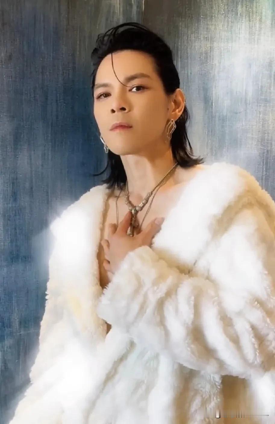哎哟，我一直以为那张脸是张根硕的，没想到是向佐啊。他的风格倒是有点《小时代》的影