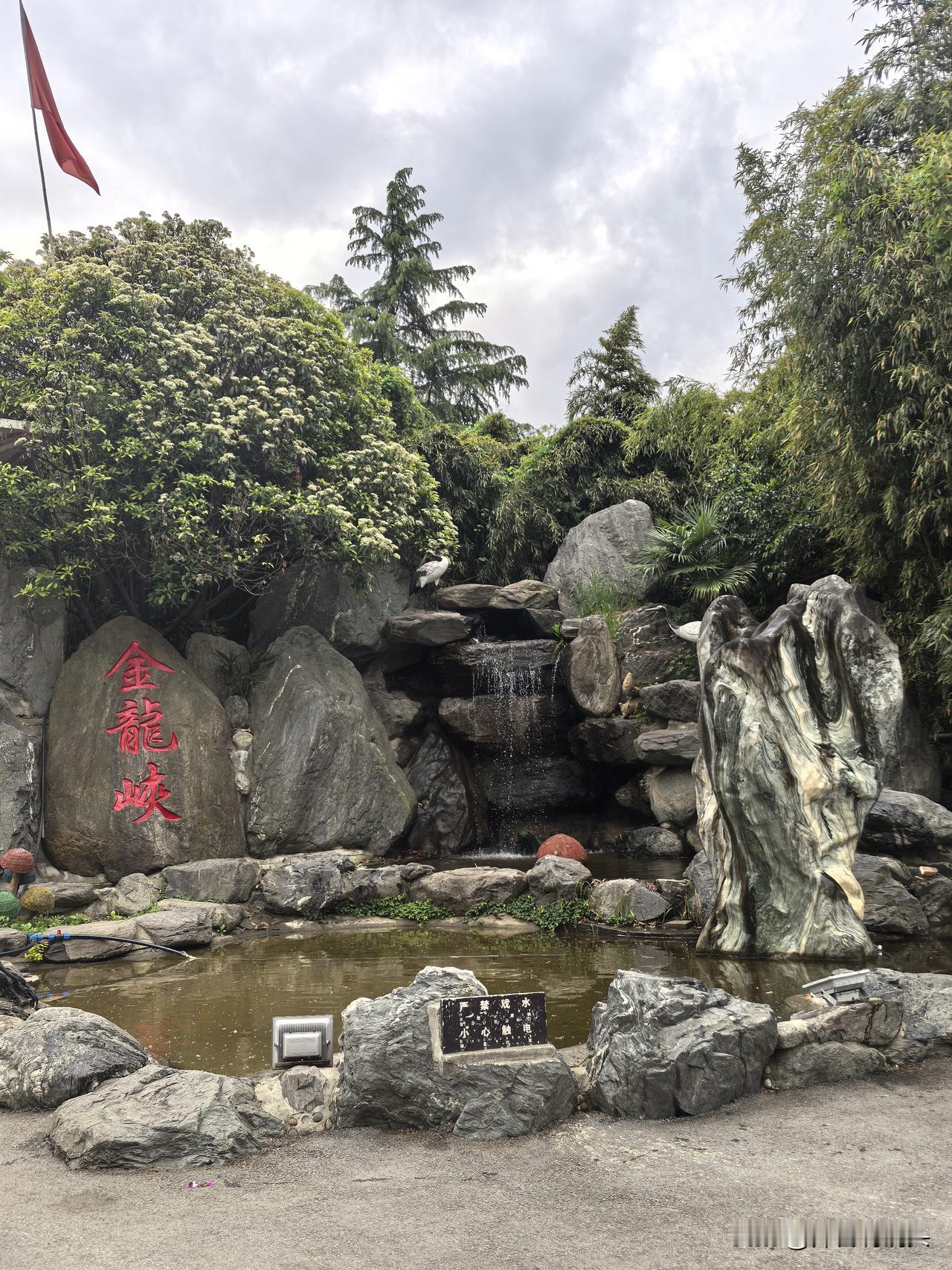 仔细看了看，这个景色还是4A景区。抬头望，郁郁葱葱的秦岭山深不见底，山间的潺潺溪