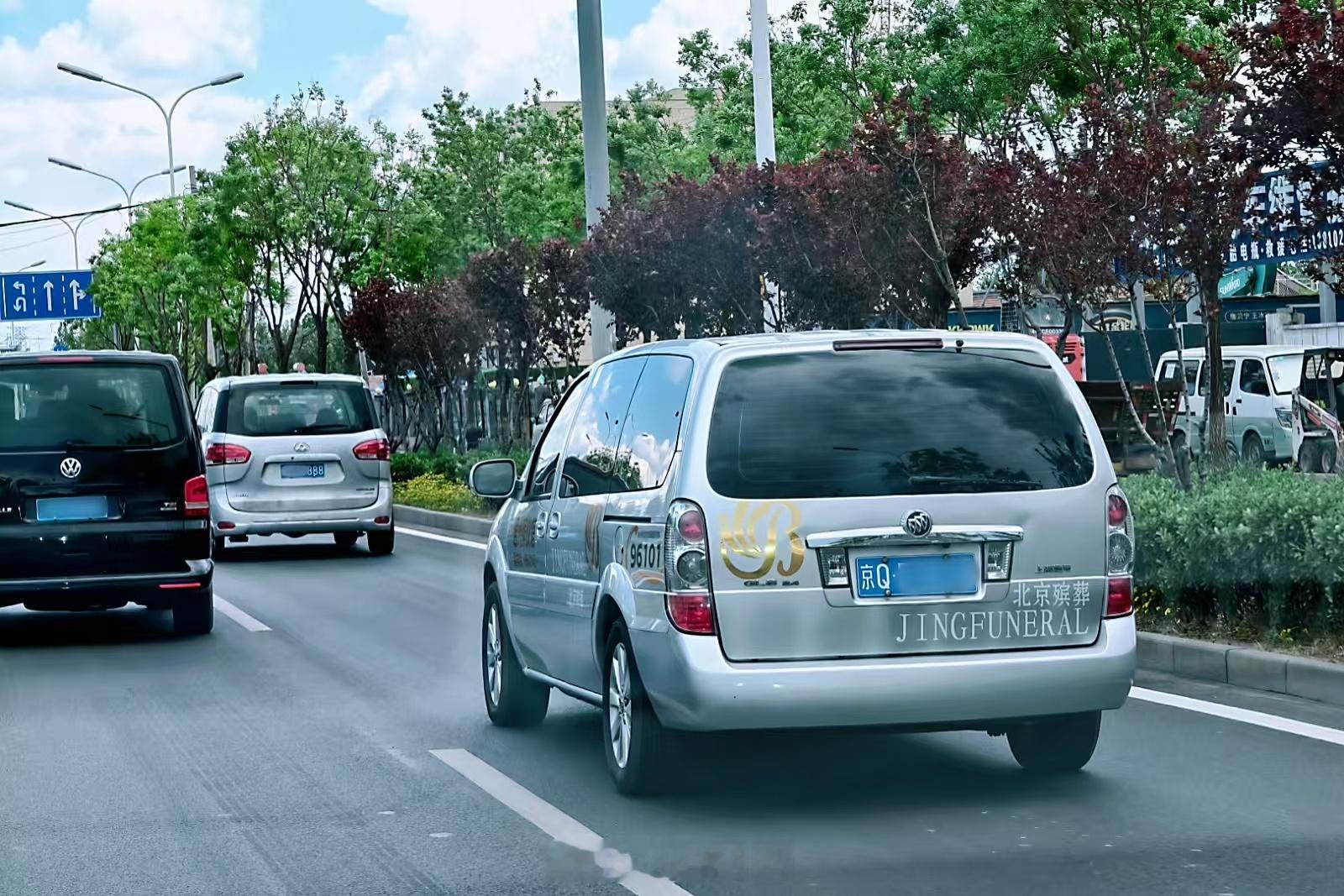 这台经典陆尊的涂装挺有特点，凡夫俗子怕是驾驭不了哇别克gl8 MPV