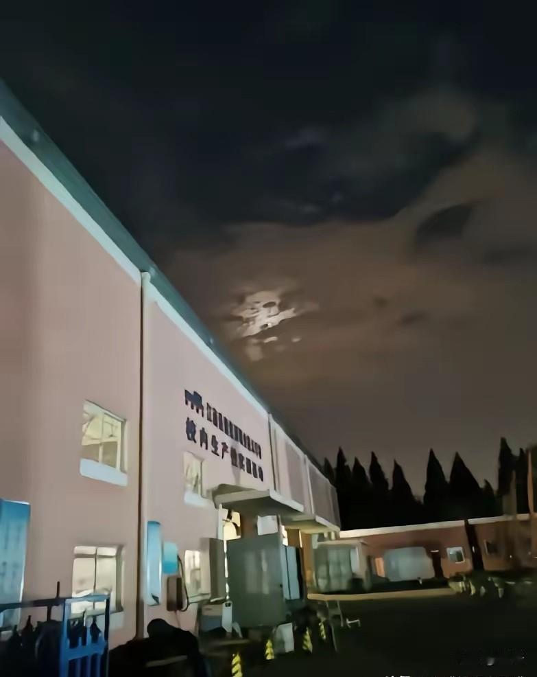 别人工厂高温硬熬，苏州老板另辟蹊径：凌晨开工，十点半收工，干半天拿全天工资！
 