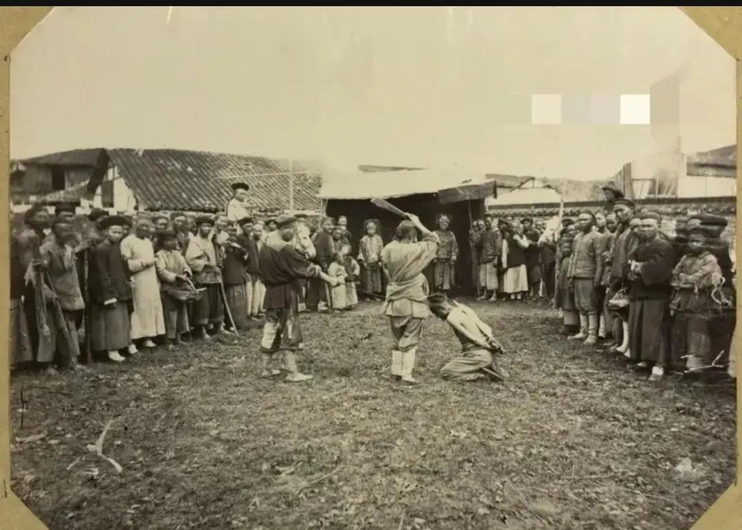 1900年，北平菜市口，一个即将被处决的犯人，留下的一张老照片，一个面目冷酷地刽