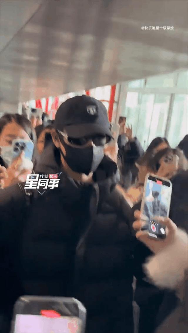 李昀锐接机现场人气  九重紫李昀锐算是爆了吗，这接机人气算什么水平？ 