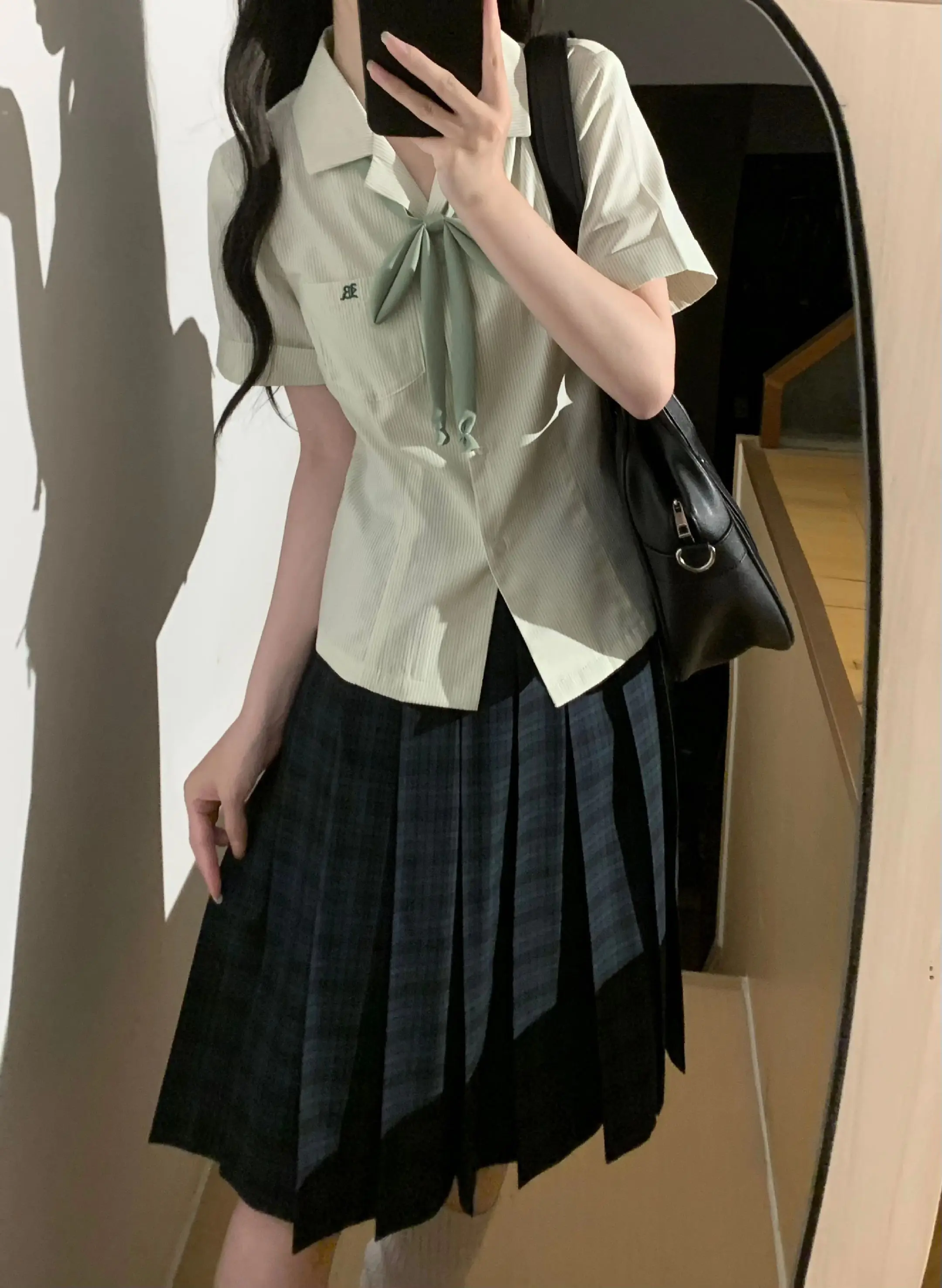 永远为深色系着迷。