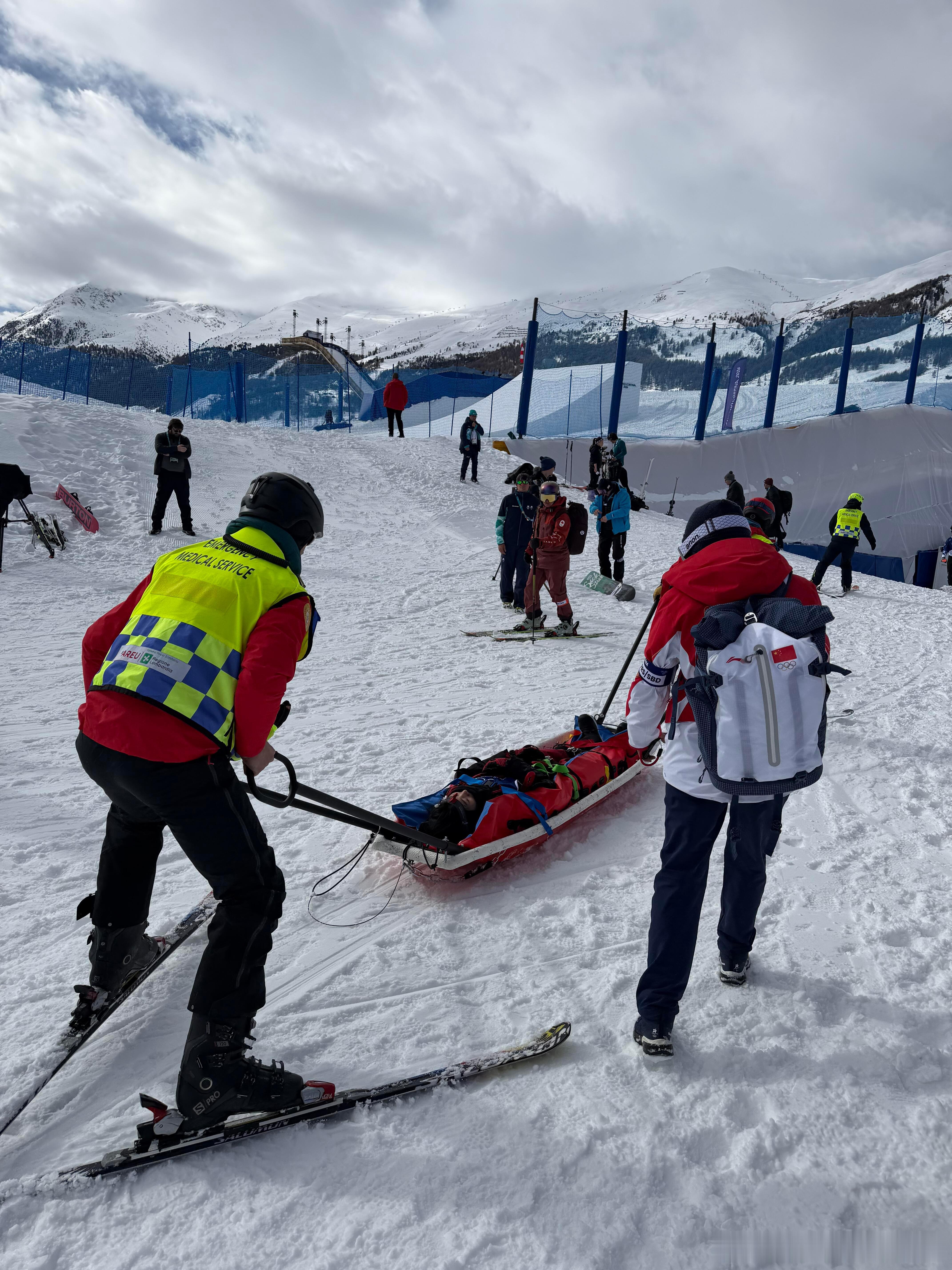 祝刘佳宇平平安安每一位运动员都牵动着国人的心，佳宇在最后一个起跳点失去控制，头冲