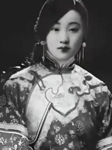 1894年，几个太监不顾珍妃的挣扎，将她放到刑凳上，其中两名太监上来就将珍妃的衣