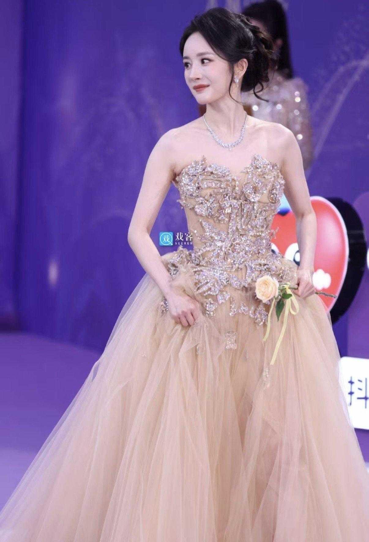  双提名陪跑百花奖，杨幂难掩失落当场面露不悦
杨幂双片提名百花女配，最终遗憾陪跑