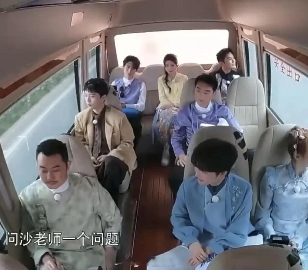 在播出的跑男花絮特辑里，节目组问了沙溢一个犀利的问题：“在微博刷到一个热搜，沙溢
