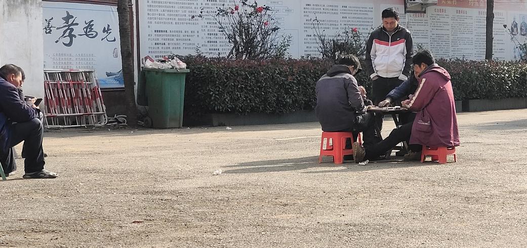 太阳下面来个小牌，晒个太阳的日子，真是太惬意了
村里60岁的老人们吃过饭后，也没