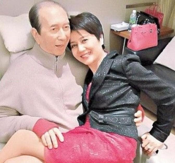1986年，65岁的何鸿燊对26岁的梁安琪说“只要你愿意做我的四太太，我每个月给