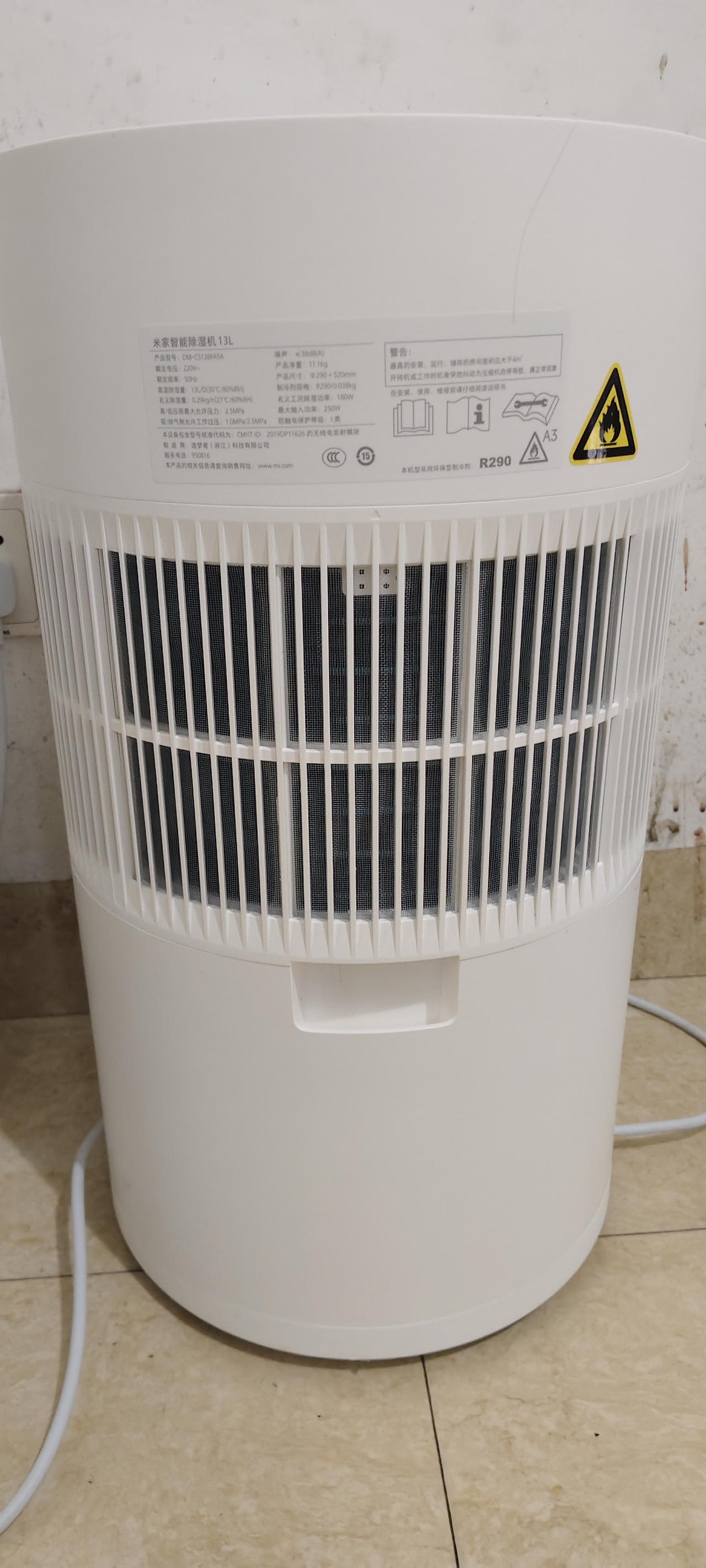 难以想象！空气中竟有如此多水份！
女儿送来一台除湿机。通电后，显示空气湿度为92