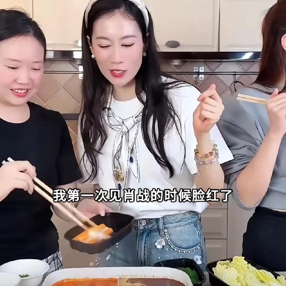 温峥嵘说她头回见肖战，居然脸红了[偷笑]！应该是说《用尽我的一切奔向你》那个舞台