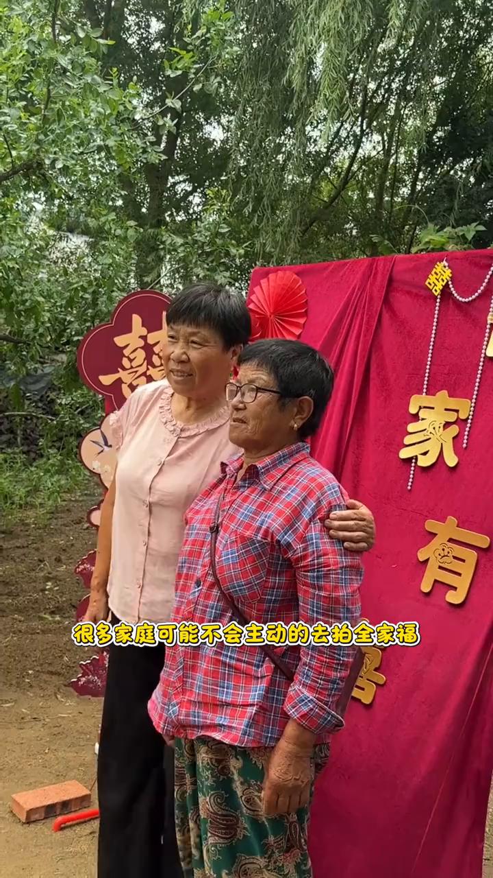 我亲爱的闺蜜，你的婚礼也搞一个这个吧。
看到网友参加朋友的婚礼，在迎宾处摆放了一