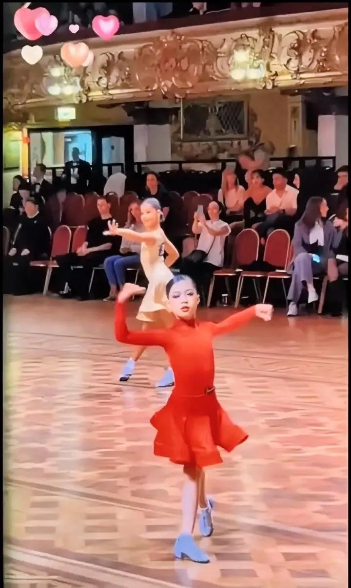 孙俪的女儿跳拉丁舞，被夸上了天，看上去小花跳得很硬，没有美感，没天赋，像妈妈一样
