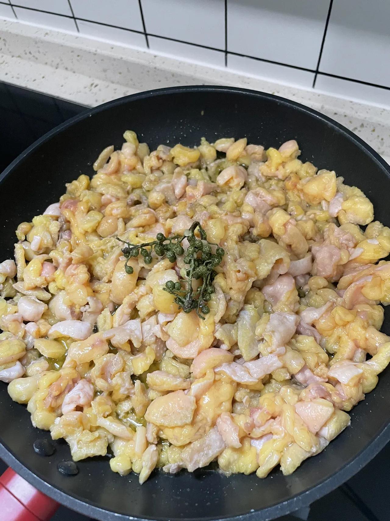 不懂就问！鸡油真的炒菜好吃吗？会不会对身体有影响？

我婆婆每隔几天，都会到菜市
