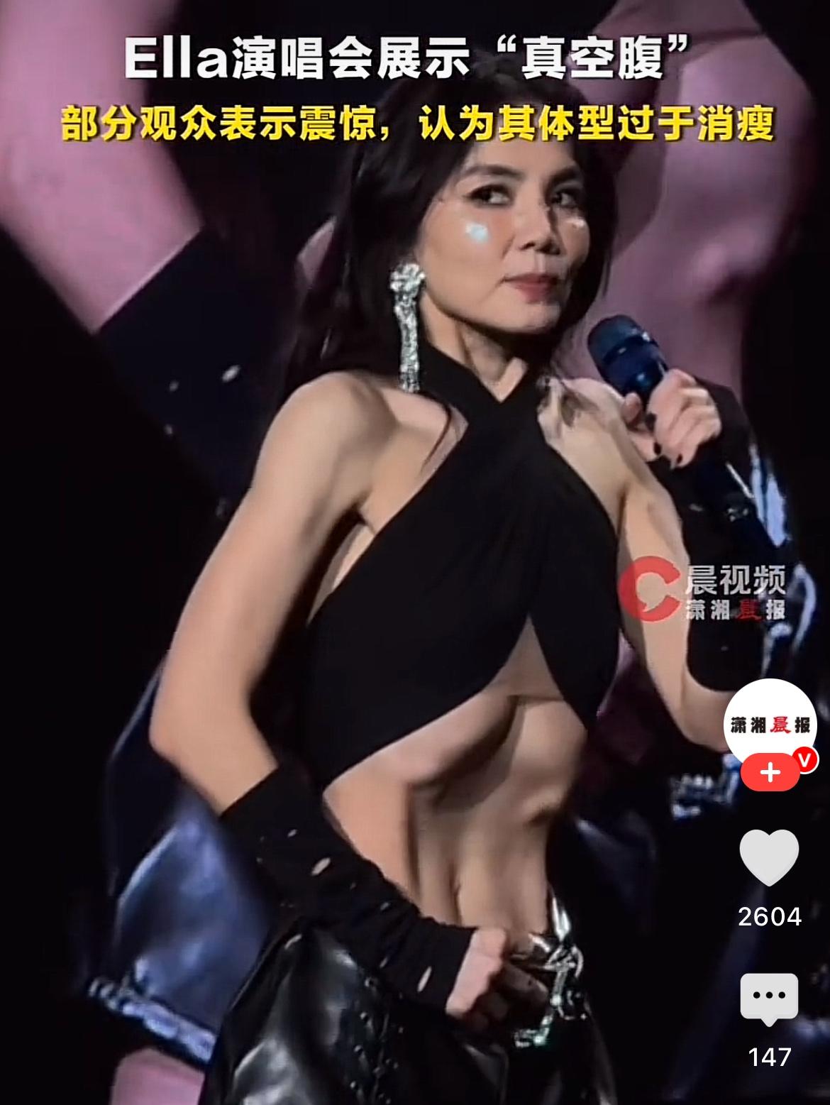 我特别不理解的娱乐圈明星就是陈嘉桦了，
她明明都已经44岁了，
可是看到她开演唱