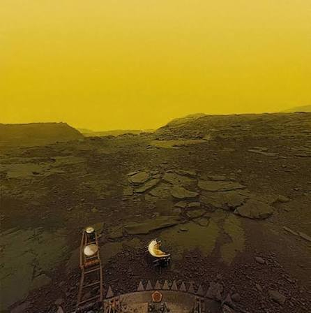 金星上的一天 = 243 个地球日  金星上的—年 = 225 个地球日 
