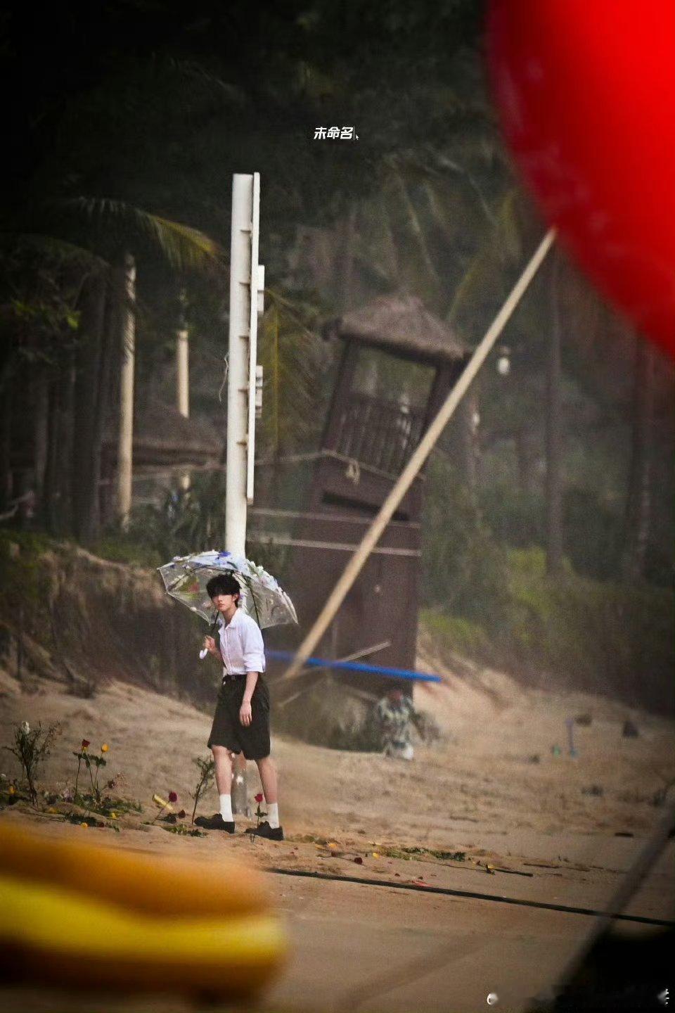 苏新皓海边拍摄，短裤衬衫打伞少年👦🏻，期待今晚ELLE ​​​