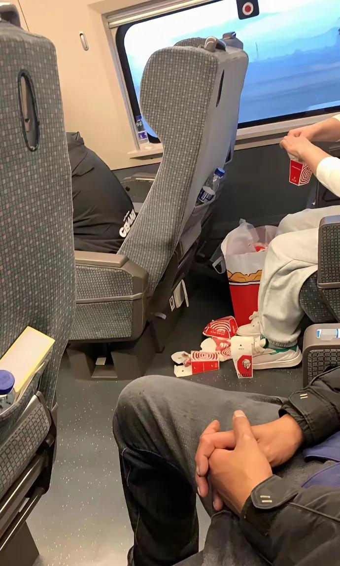 这是一位友友在高铁的一等座竟然不知道小桌板在哪里，把食物都放到了地上，真难为她了