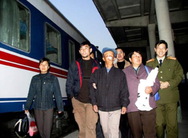 新疆男孩3岁被狼咬掉半张脸，靠吸米糊存活，13岁被父亲赶出家门，娶妻后如何生活？