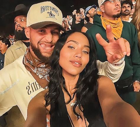 库里真幸福啊！詹杜季后赛拼杀，库里已经开始和老婆度假了，人生赢家。

4月20日