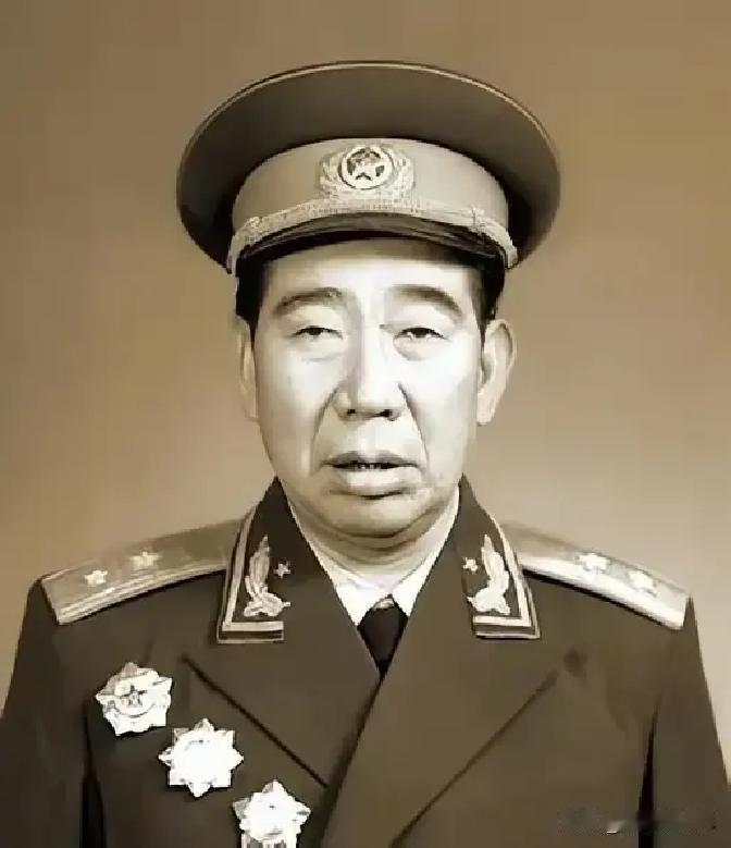 这位始终没能转正的将领正是杨国夫，他在东北野战军第六纵队长期担任副职，数年之内纵
