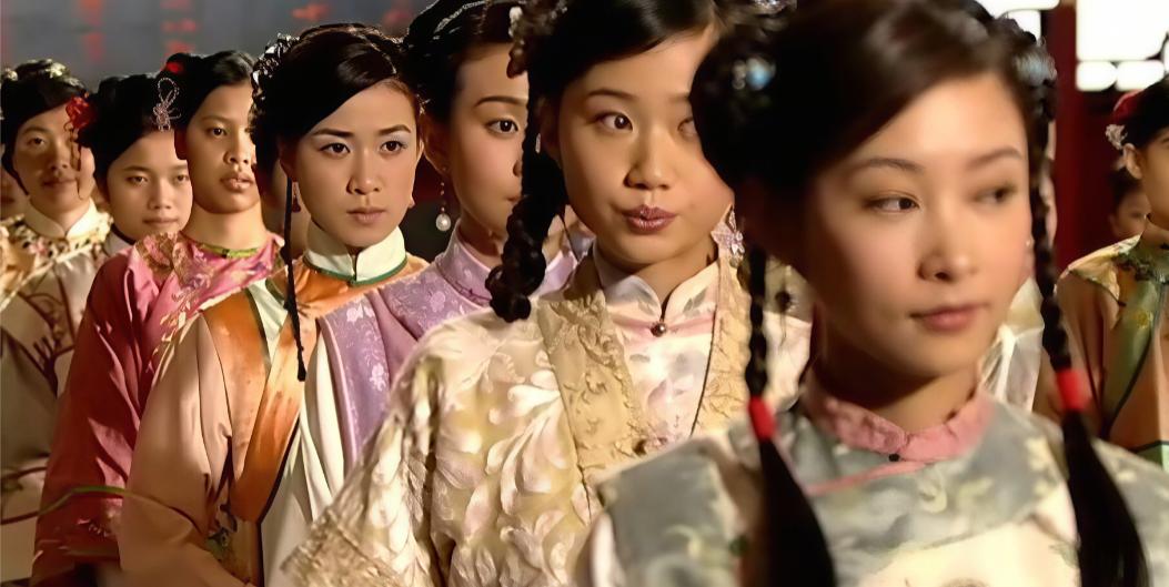 天启元年，北京紫禁城偏殿，一间门窗紧闭的密室。五千名从全国各地送来的少女，经过三