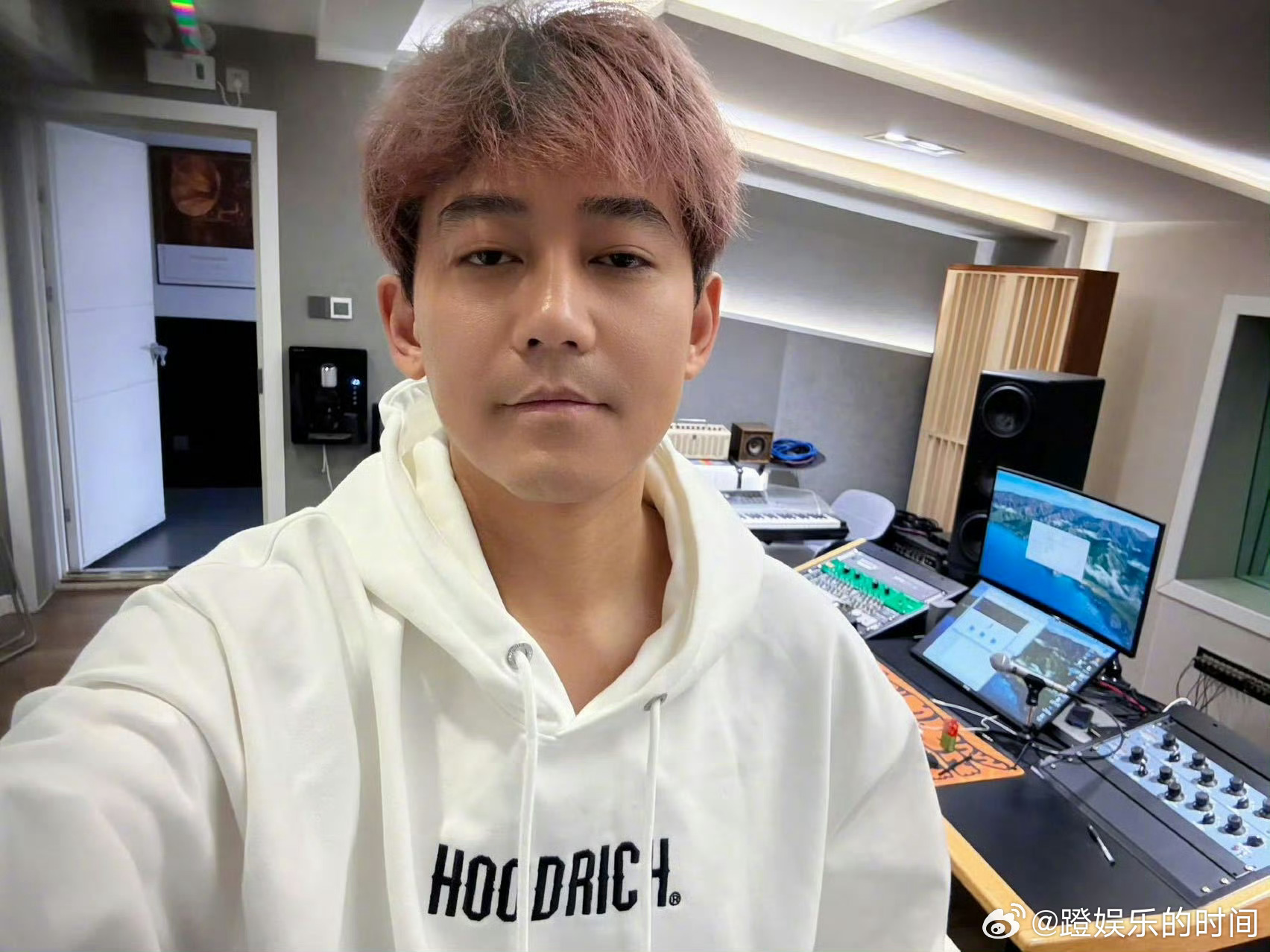 苏醒这条微博好吵 苏醒的微博自带音效！消失一周报平安，六张同角度录音棚照，新专辑