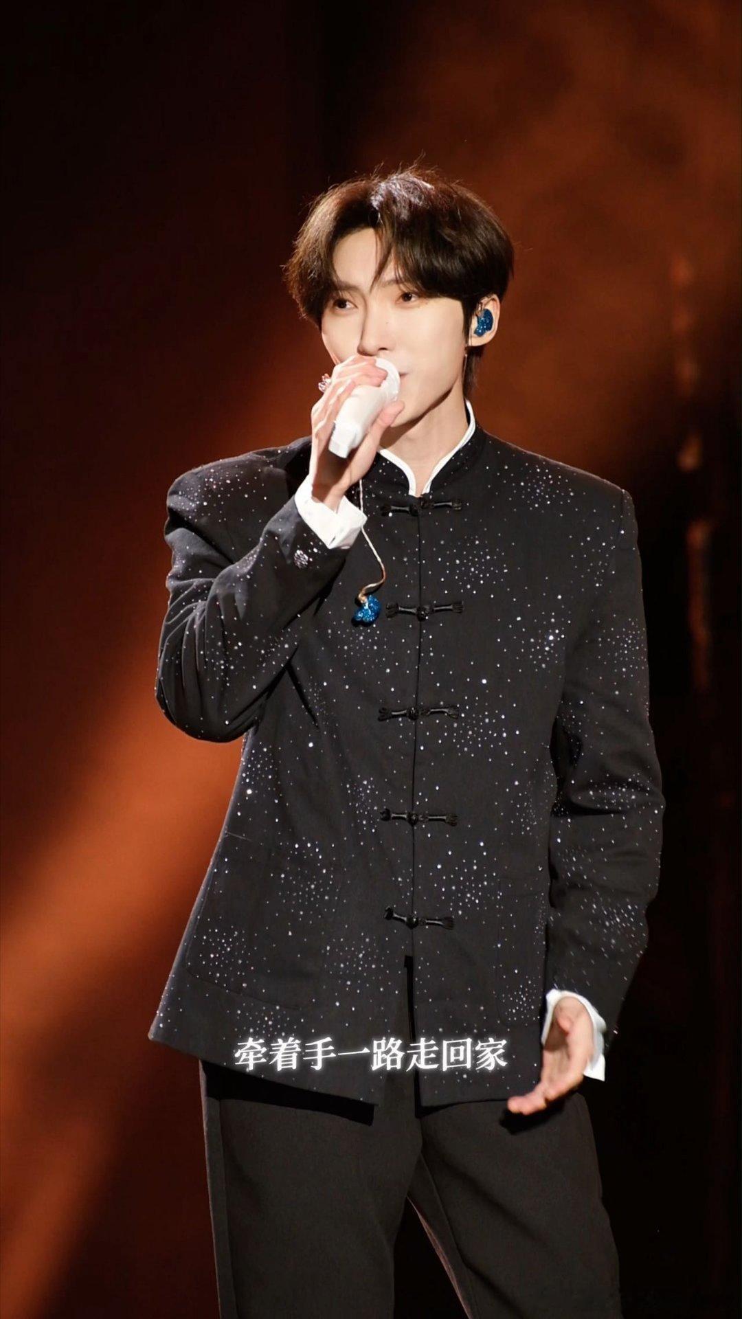 赵磊实力全跨晚排前几跨晚唱《摘一朵山茶花》直接把我听醉，每个调都踩在心上，实力完