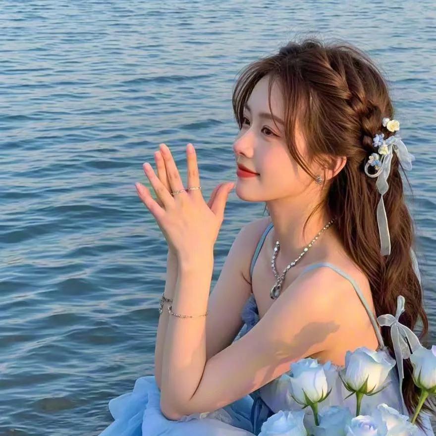 温柔海风轻拂面，少女花海间轻笑海边花海少女 花海少女照 甜粉花漾少女 林间粉漾少