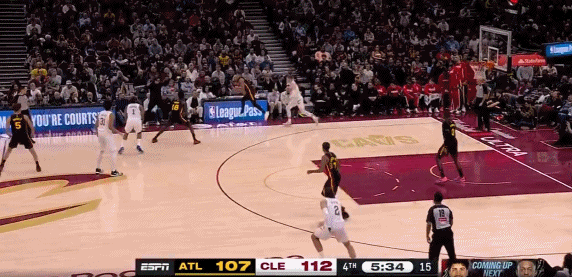 离谱失误！哈登关键时刻别掉链子呐！
在今天NBA常规赛老鹰对阵骑士的第四节比赛中