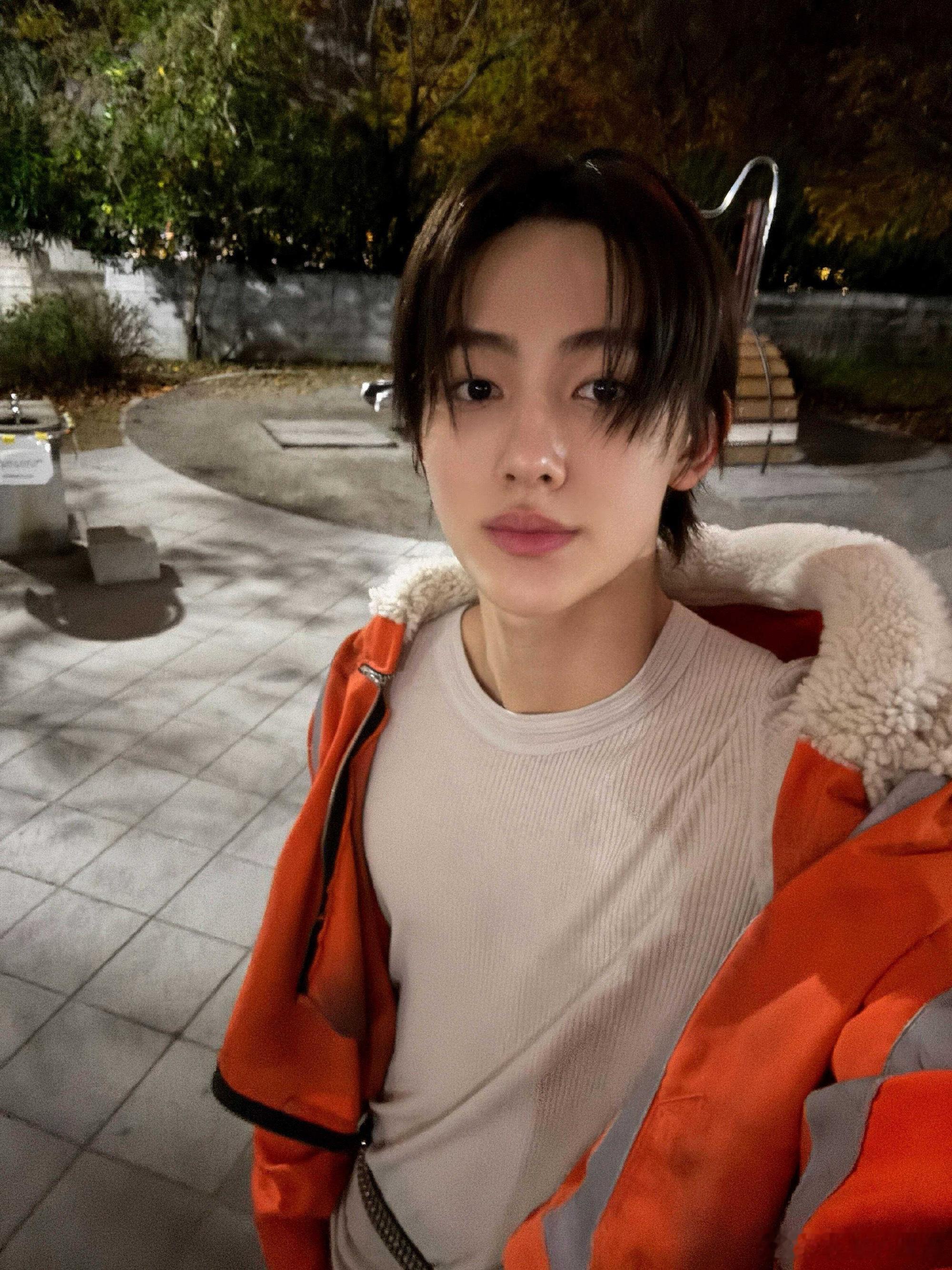 今天更新wvs的cortis严成玹，完全是狐狸塑来的，又帅又萌，这拍摄角度[泪奔