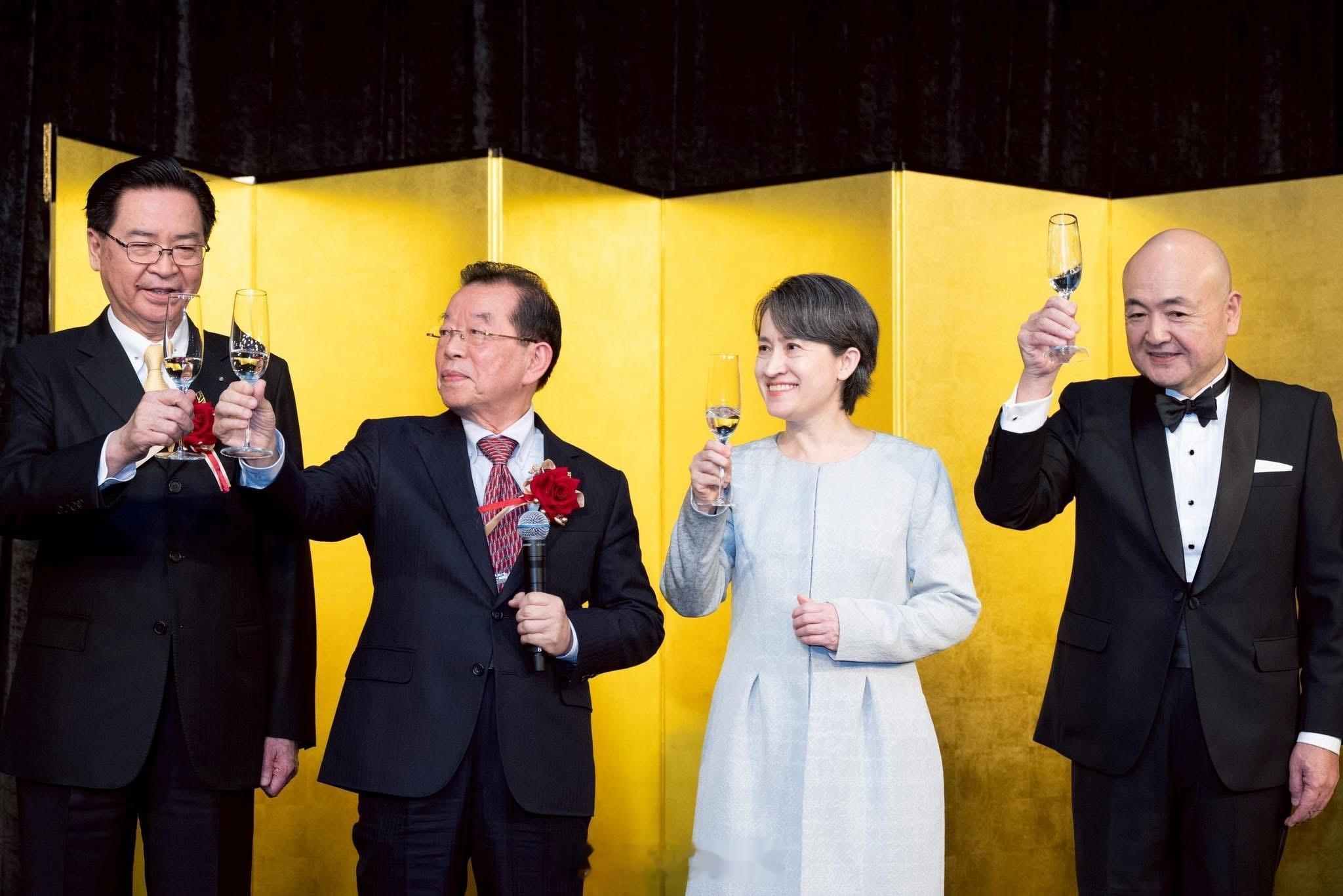 这几个极端台独分子在台湾向日本天皇祝寿。 