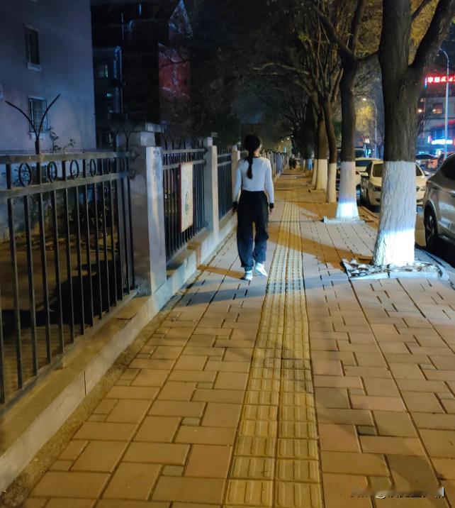 大姐和姐夫收养了一个女孩，结果女孩长到十七八岁时叛逆，整天和大姐和姐夫吵架，后来