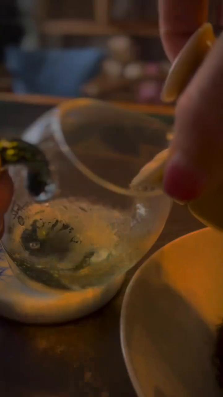 沉淀。
温茶一盏，细品人生。当你开始心平气和，接纳一切，学会在平凡里沉淀自己。遇