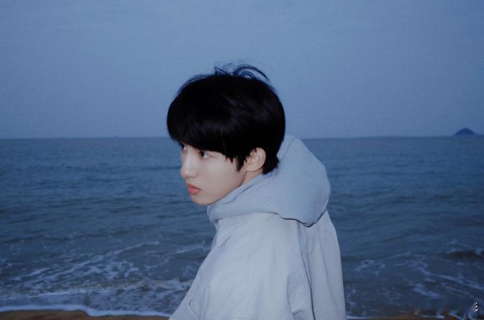 董思成海边明媚少年董思成蓝调时刻带来了一种独一无二的氛围感了呀，真的是我们海边明