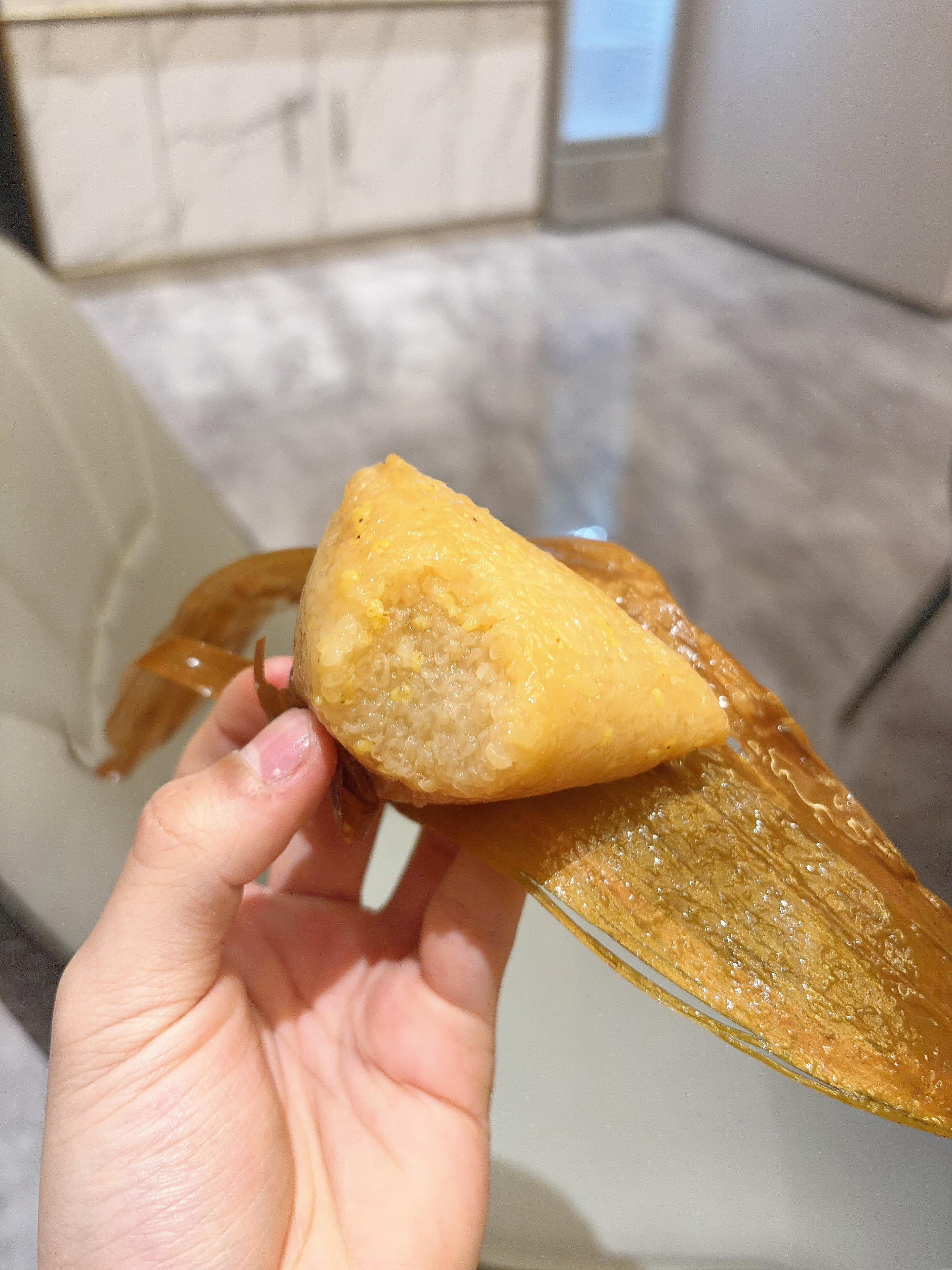 苏新皓真的很呆，呆到好可爱，想象一下他就这样坐在那儿抱着粽子咬一口给铲毛拍一张，
