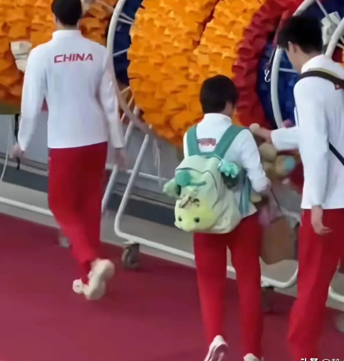 潘展乐这小伙子啊，以前那就是个直性子，直来直往的。

可自从跟全妹在一块儿啊，就