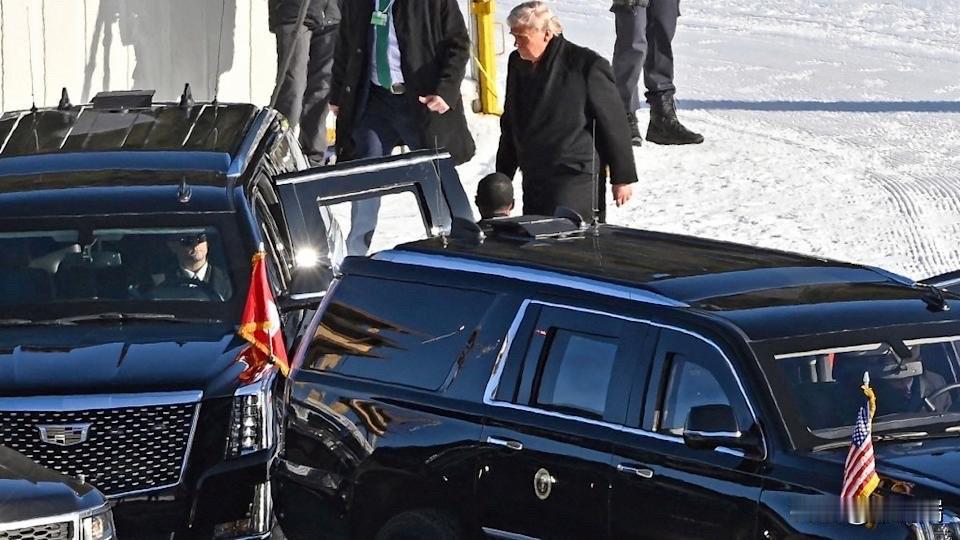 特朗普访问瑞士滑雪小镇达沃斯期间，车队中出现了新款总统座驾--凯迪拉克凯雷德--