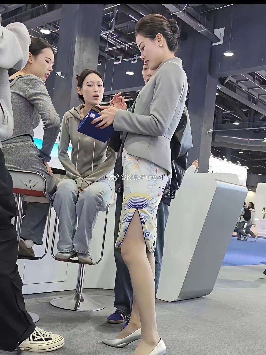 原来空姐也会有小肚子，并非个个都是毫无赘肉的完美身材 