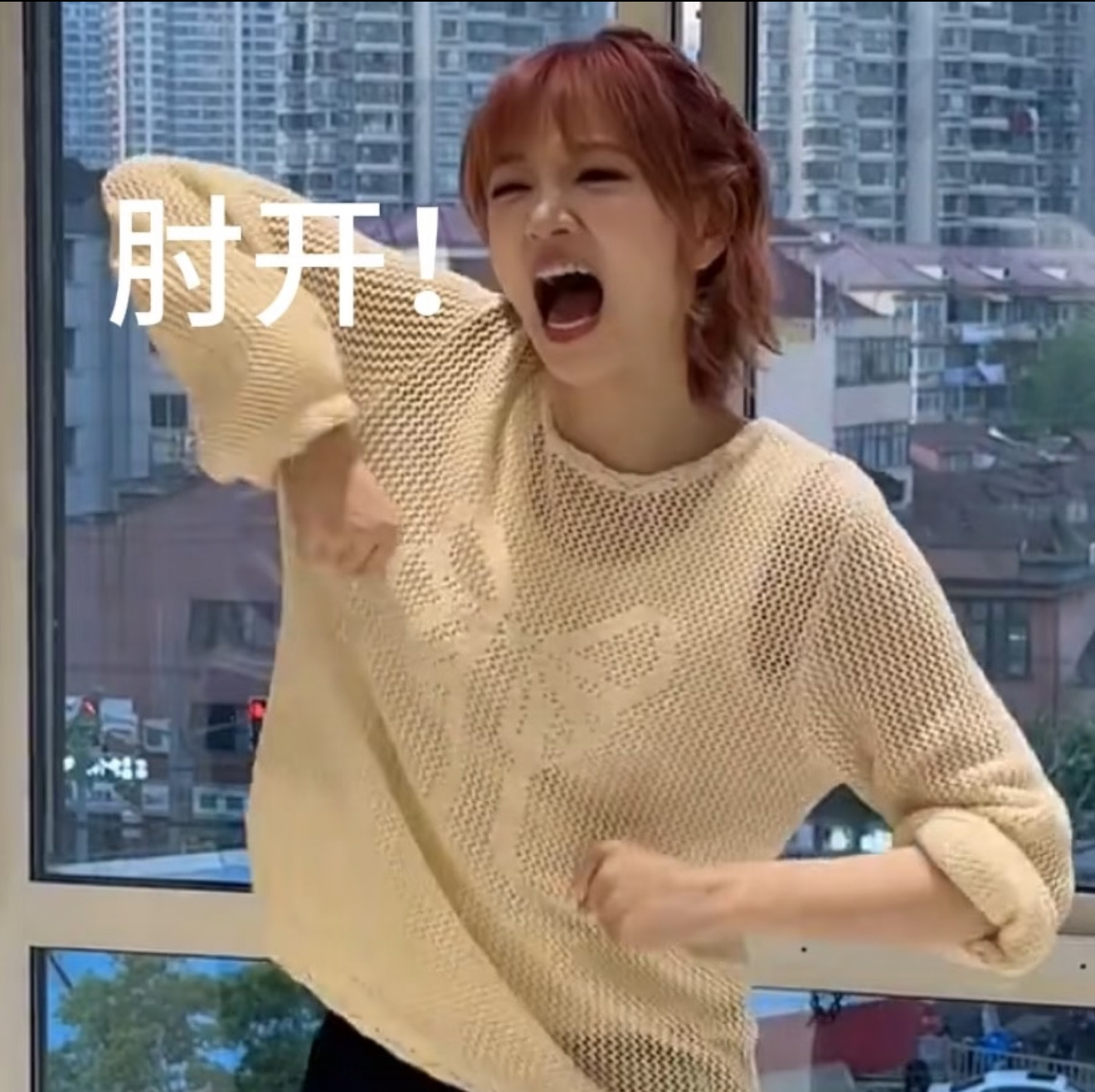 黄灿灿  昨天还在许愿手机 今天就看到我家那小子 片段 老板还在用那个捞起来的旧