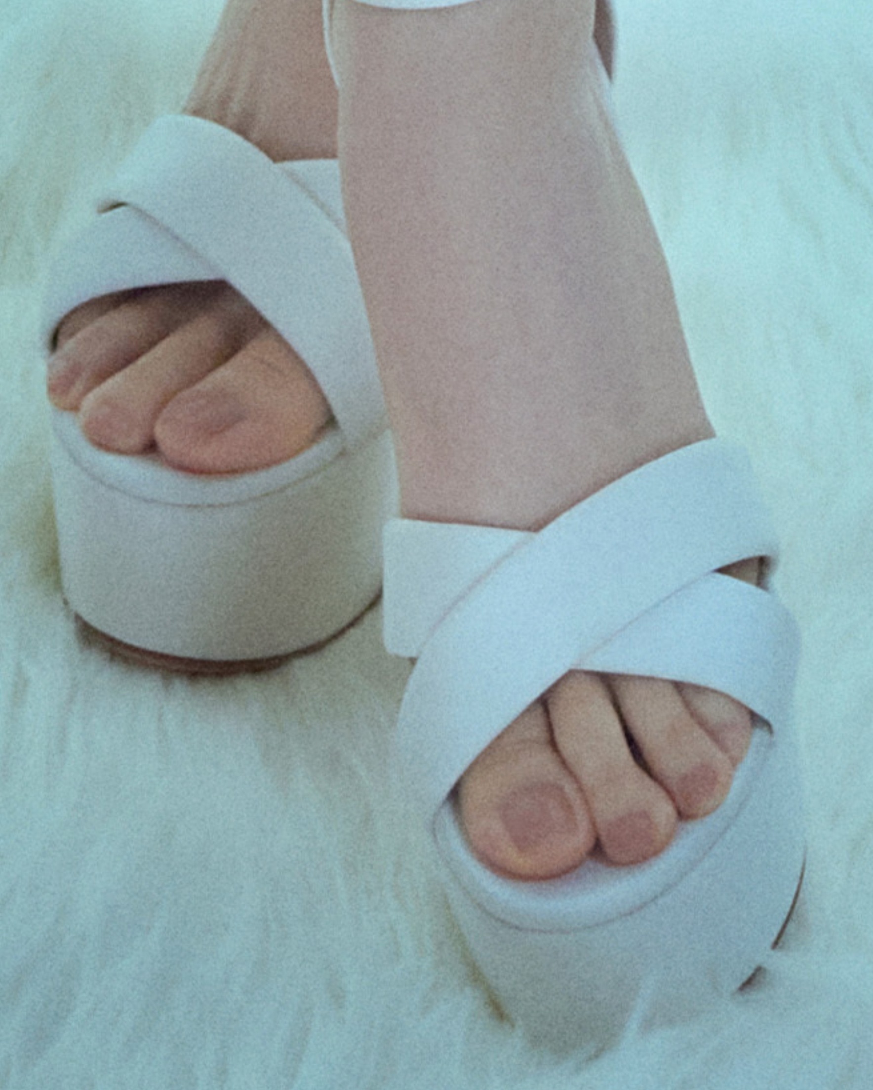 【景甜】👠：白色厚底交叉绑带一字带高跟凉鞋 ​​​