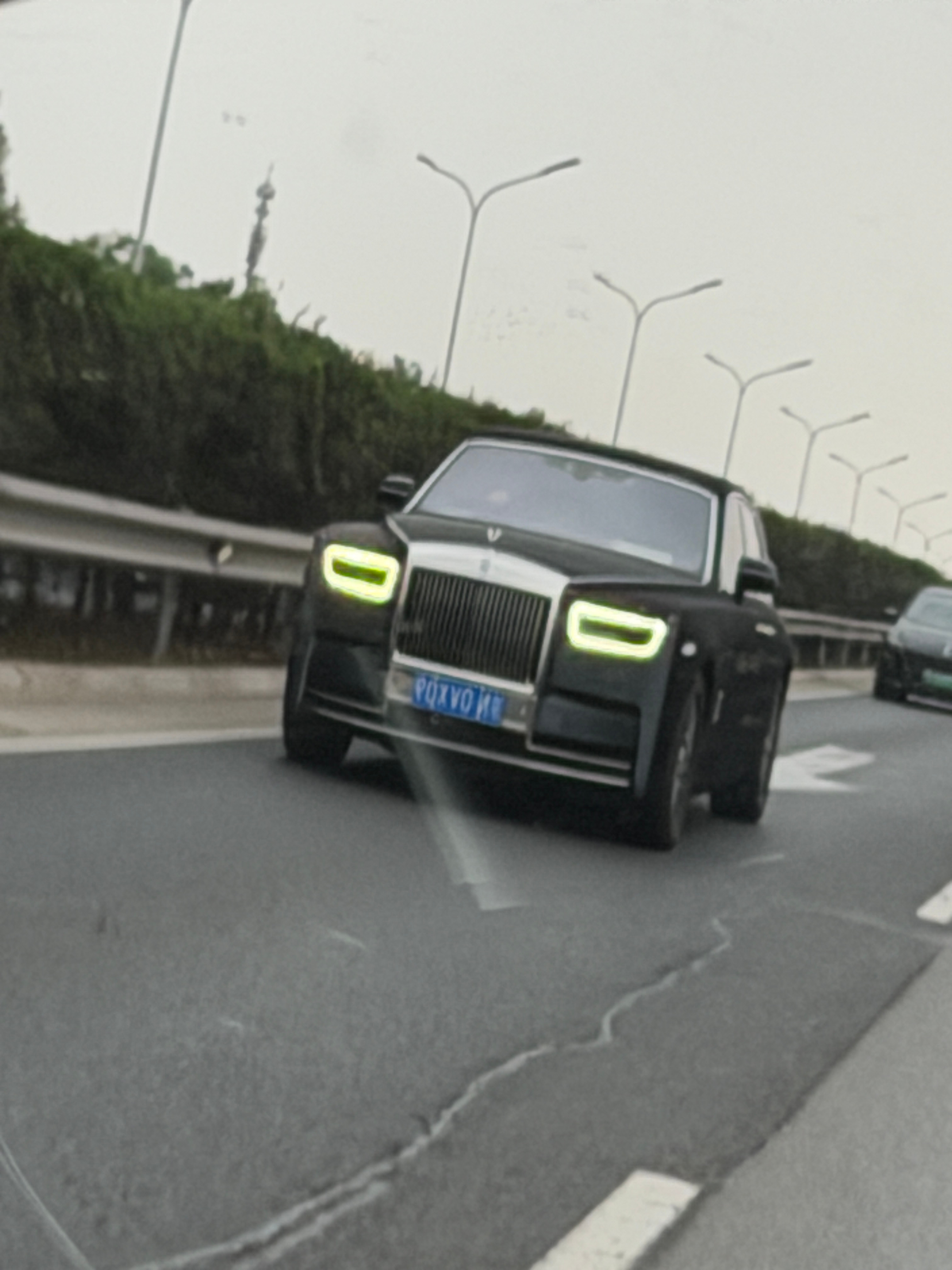 四环上遇到一台磨砂黑的幻影...有种痞帅痞帅的感觉...汽车