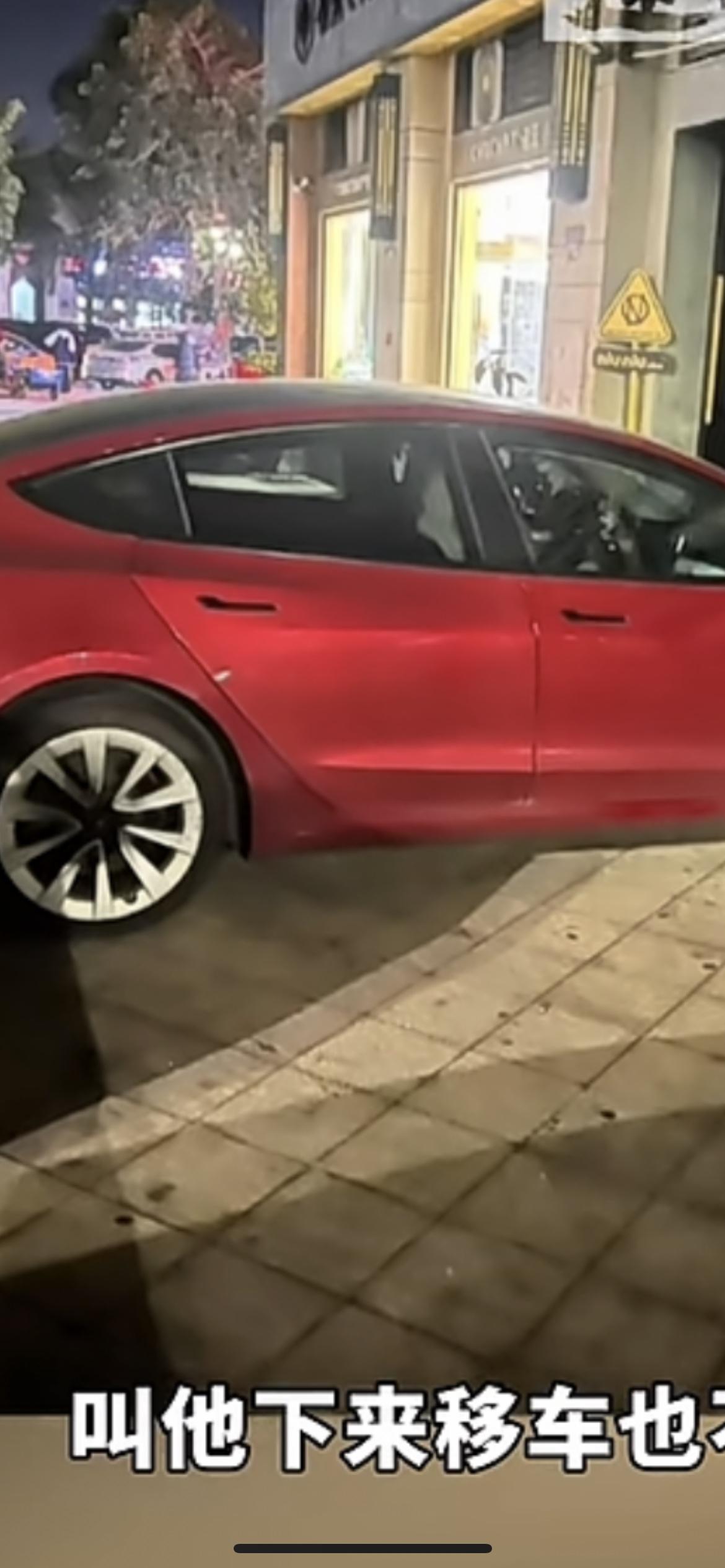 1月11日东莞，车辆堵在商铺门口2天，交警打电话不理，物业上门敲门也不管！老板叫